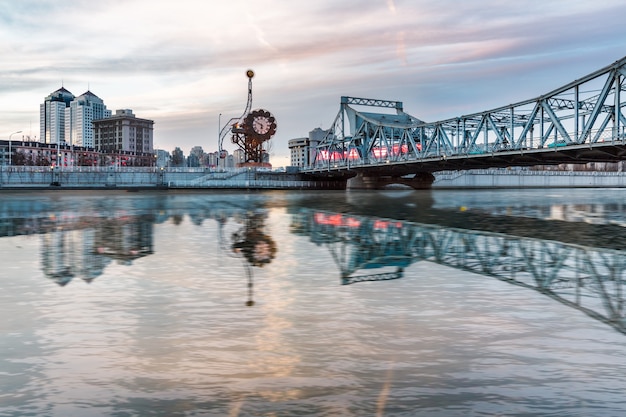 Río Y Edificios Modernos Contra El Cielo