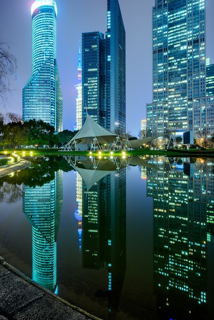 Río Y Edificios Modernos Contra El Cielo