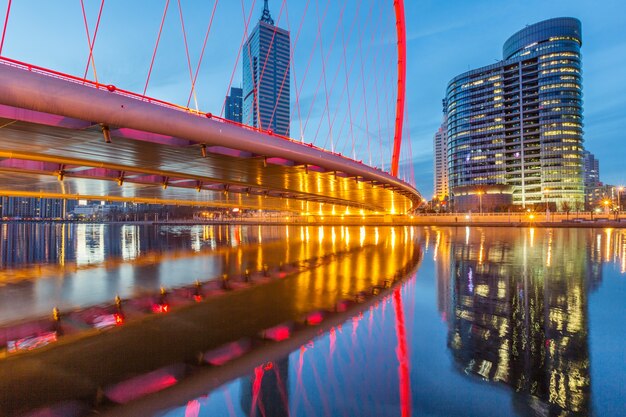 Río Y Edificios Modernos Contra El Cielo