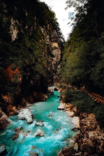 Río entre montaña rocosa marrón y verde durante el día