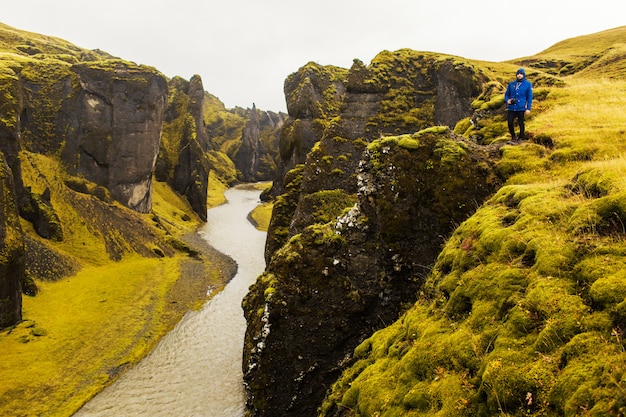 Río y montañas en la naturaleza