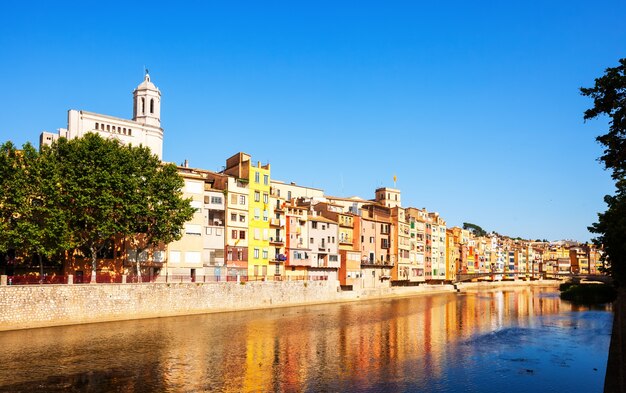 río Onyar y casas pintorescas en Girona. Cataluña