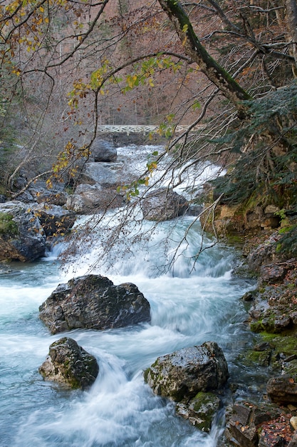 Río de otoño en el Parque Nacional de Ordesa, Pirineos, Huesca, Aragón, España