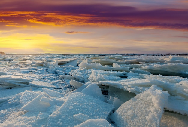 Río en la puesta de sol de invierno