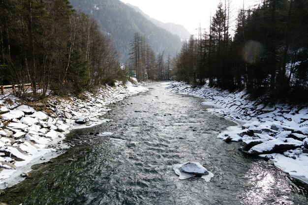 Río que fluye en los Alpes