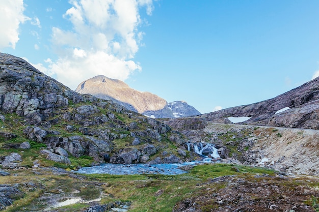 Río que fluye a través del paisaje de montaña de roca en verano