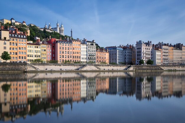 Río Saona y reflexión, Lyon, Francia.