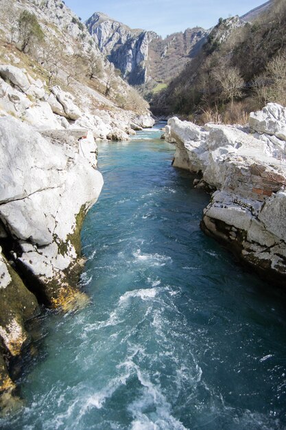 Río a través de las montañas