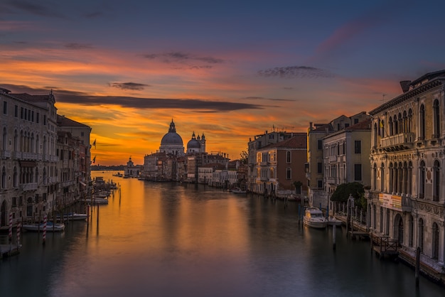 Foto gratuita río de venecia al atardecer