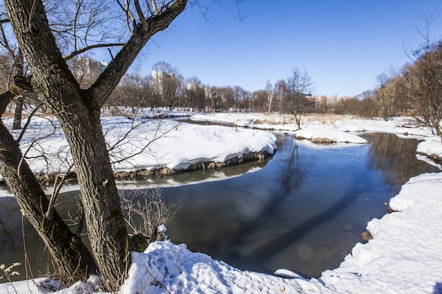 Río Yauza en Moscú durante el invierno con el suelo cubierto de nieve