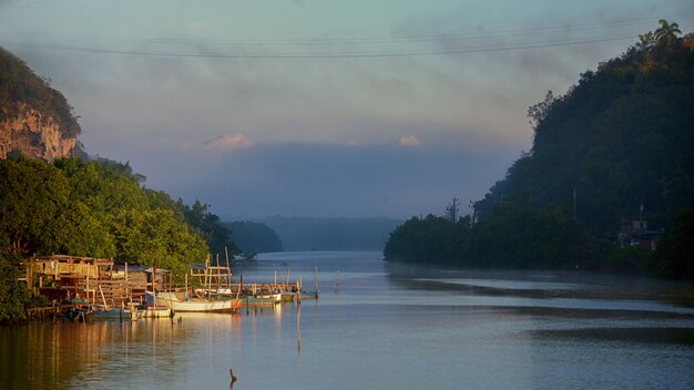 Río Yumuri en Matanzas, Cuba con aguas tranquilas, cielo suave y colinas altas