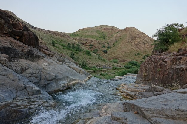 Ríos con agua sobre piedras