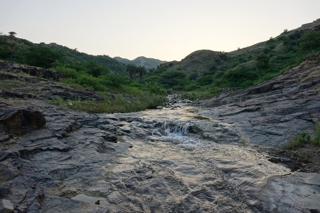 Ríos con agua sobre piedras