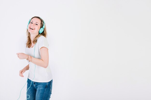 Risa de mujer en auriculares escuchando música