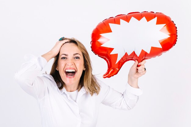 Risa mujer con globo de discurso