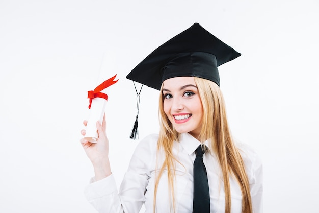 Risa mujer mostrando certificado de posgrado