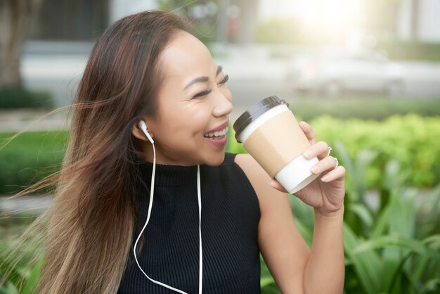 Risa mujer tomando café