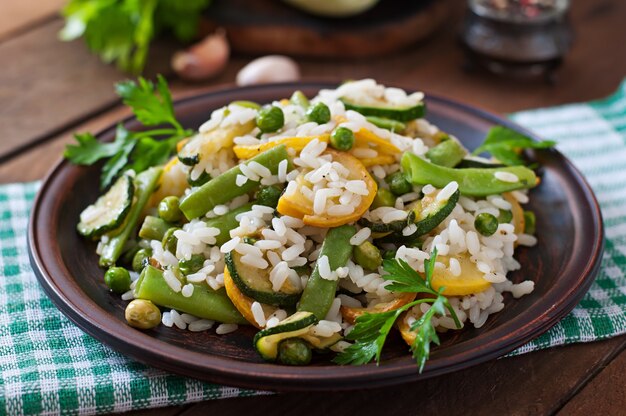 Risotto con espárragos, calabacín y guisantes