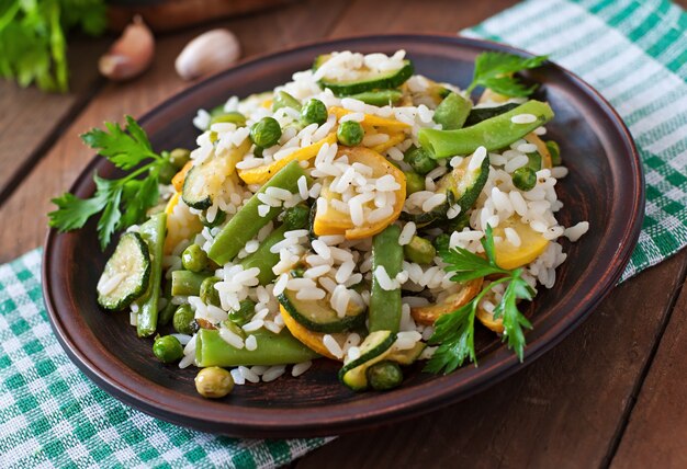 Risotto con espárragos, calabacín y guisantes