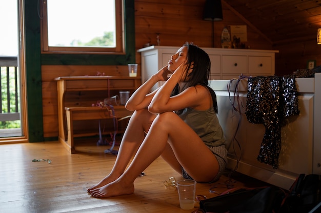 Foto gratuita ritual de resaca de adolescente de tiro completo