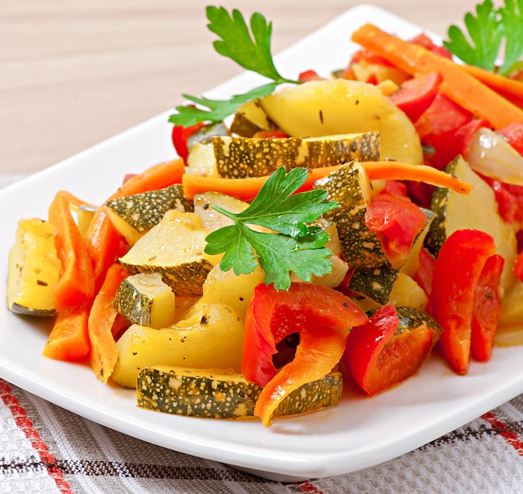 Photo Gratis roasted vegetables - zucchini, tomatoes, carrots, onions and paprika