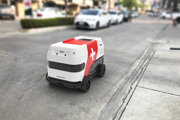 Robot autónomo con un botiquín de primeros auxilios está en la carretera