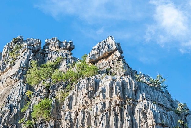 Foto gratuita roca montaña con cielo azul en la provincia de nakhonsawan, tailandia