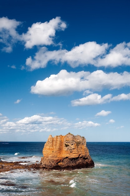 Foto gratuita roca volcánica en la costa de la entrada de aireys en australia