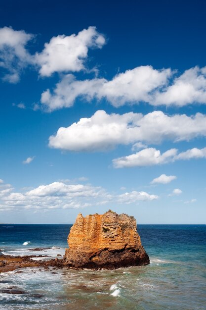 Roca volcánica en la costa de la entrada de Aireys en Australia