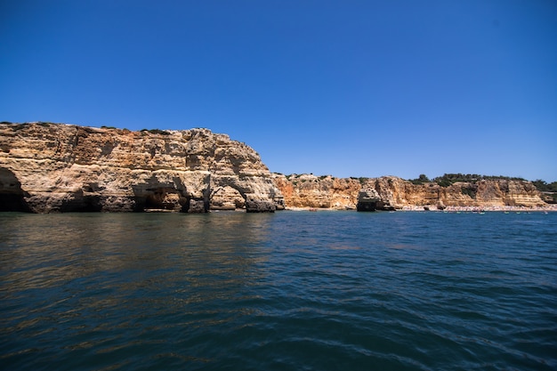 Rocas, acantilados y paisaje oceánico en la costa de AAlgarve, Portugal vista desde el barco