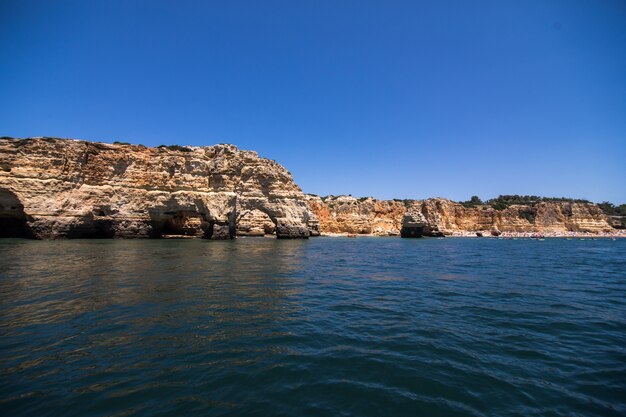 Rocas, acantilados y paisaje oceánico en la costa de AAlgarve, Portugal vista desde el barco