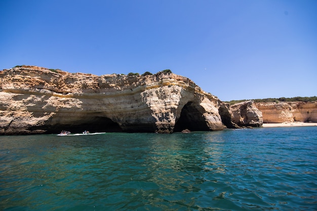 Rocas, acantilados y paisaje oceánico en la costa de AAlgarve, Portugal vista desde el barco