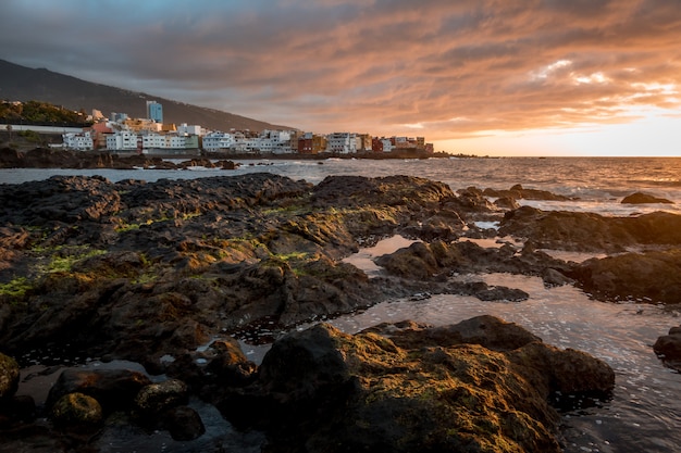 Rocas y acantilados en la playa durante el día.