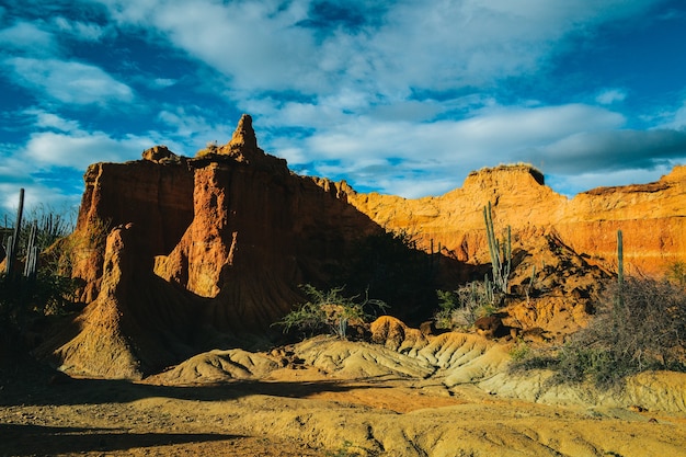 Rocas de arena bajo el cielo azul en el desierto de Tatacoa, Colombia