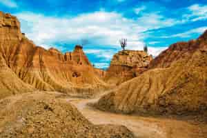 Foto gratuita rocas de arena bajo el cielo azul en el desierto de tatacoa, colombia