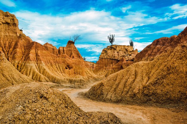 Rocas de arena bajo el cielo azul en el desierto de Tatacoa, Colombia