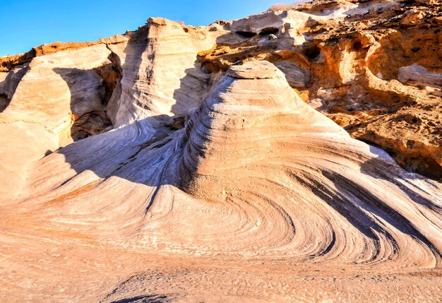 Rocas de arena iluminadas por la luz del sol en un día caluroso de verano