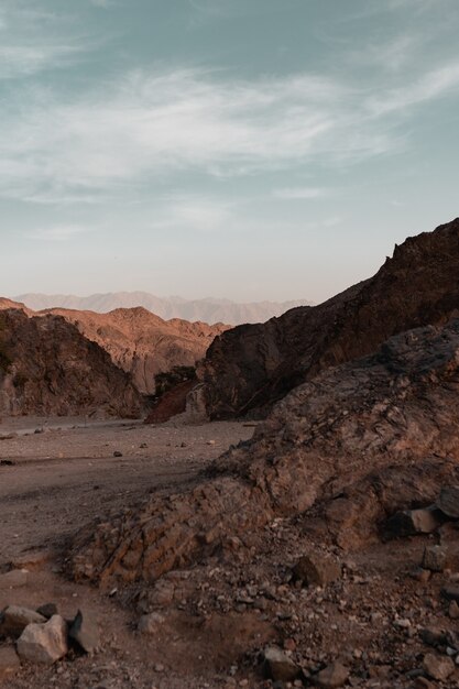 Rocas y colinas en un desierto bajo el cielo nublado