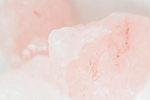 Foto gratuita rocas de cristal de sal del himalaya rosadas naturales y gruesas