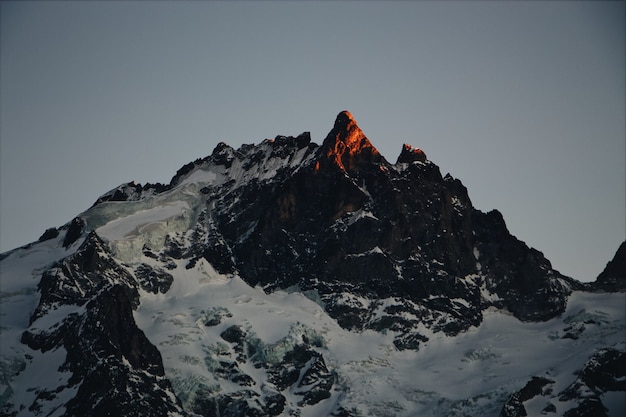 Rocas cubiertas de nieve en invierno al amanecer