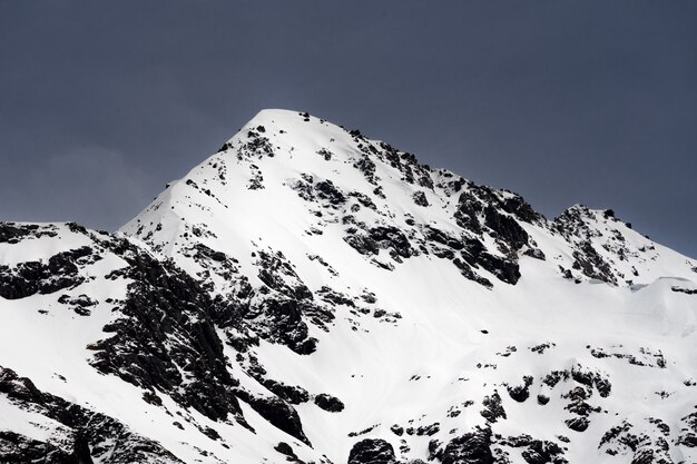 Rocas cubiertas de nieve bajo la luz del sol