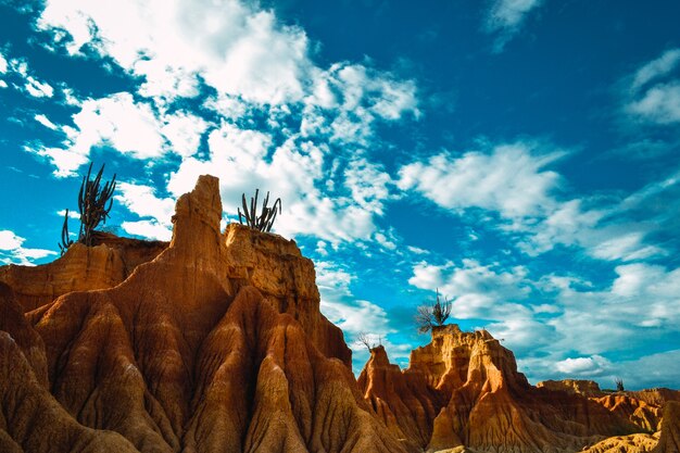 Rocas en el desierto de la Tatacoa, Colombia bajo el cielo nublado