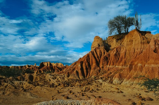 Rocas en el desierto de la Tatacoa, Colombia bajo el cielo nublado