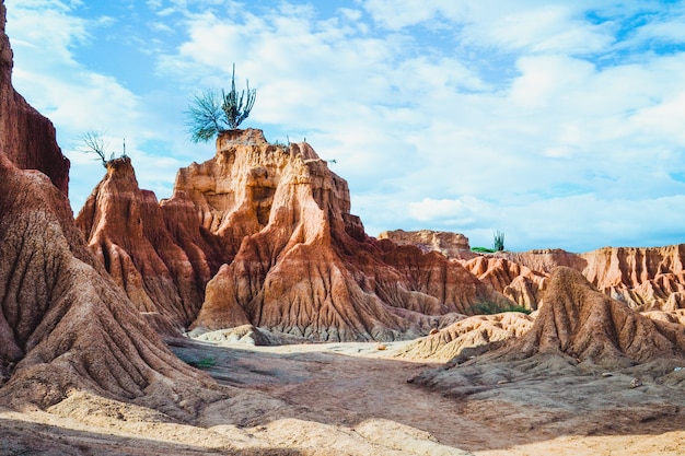 Foto gratuita rocas en el desierto de la tatacoa, colombia bajo el cielo nublado