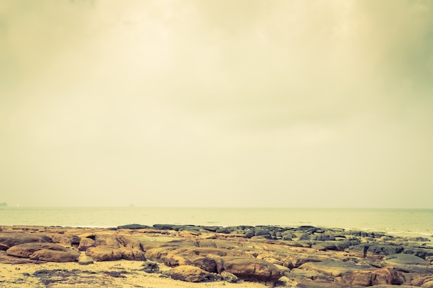 Foto gratuita rocas junto al mar tranquilo