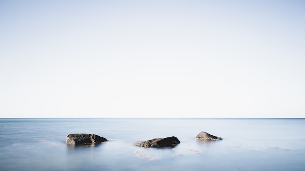 Foto gratuita rocas en medio del mar