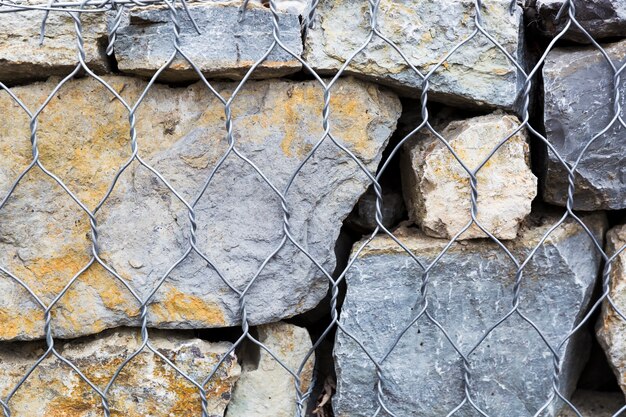 Rocas y piedra con valla metálica