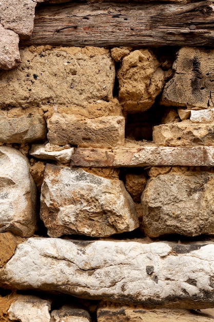 Rocas y piedras con madera envejecida.