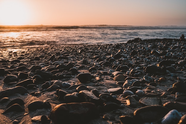 Rocas de playa arrastradas por las olas del océano.