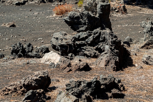 Rocas volcánicas en tierra vacía